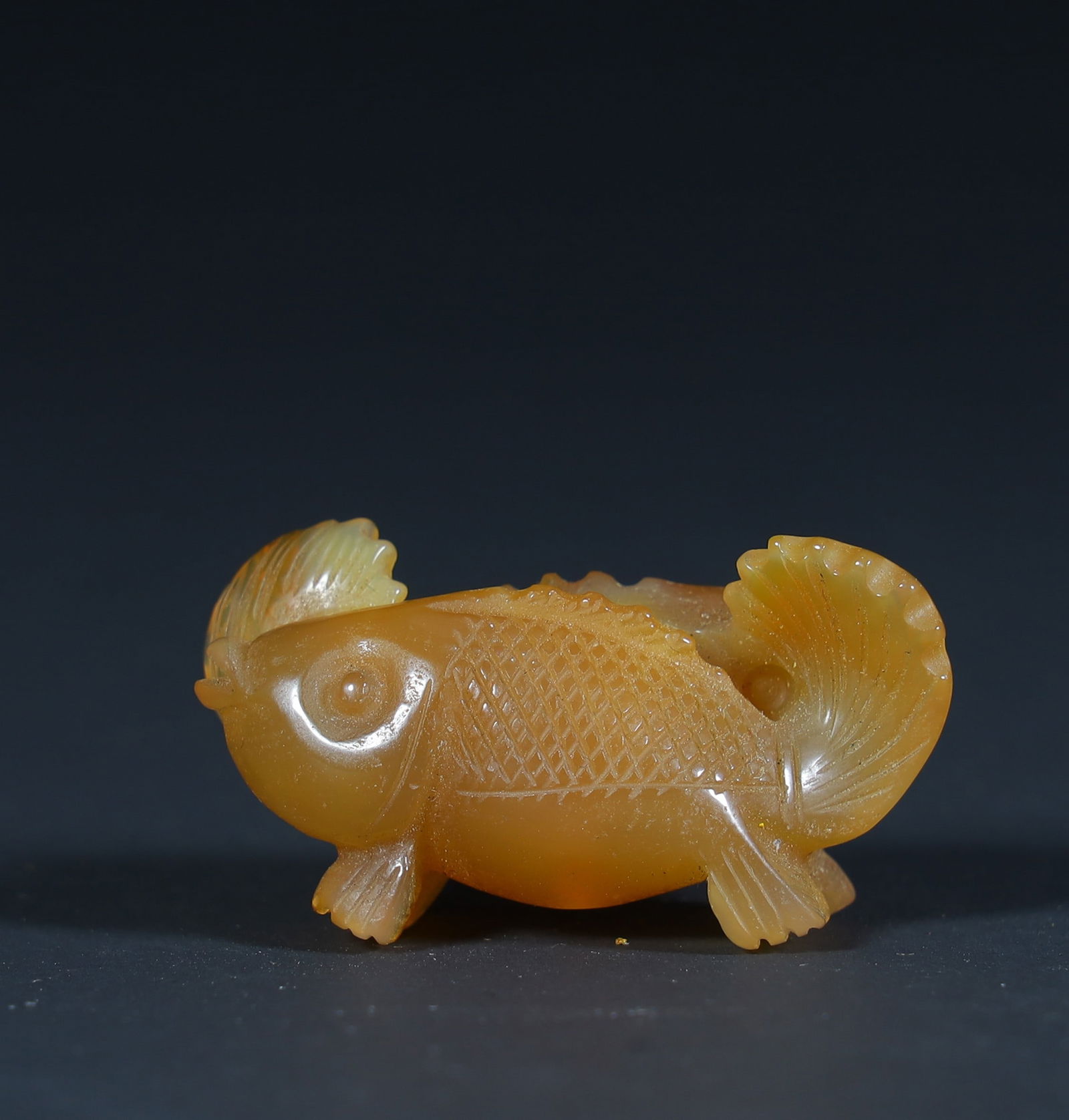Qing Dynasty agate beautiful "more than every year" fish-shaped handle: Qing Dynasty agate beautiful "more than every year" fish-shaped handle Height 2cm Length 3.5cm Width 1.7cm Weight 14.5g (The Dimensions Of All Batches Are Manually Measured.If You Need More Detailed I