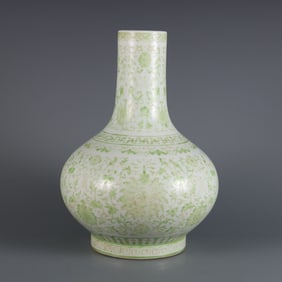 A green color Fushou Lianlian mustard bottle made in the Qianlong period of the Qing Dynasty