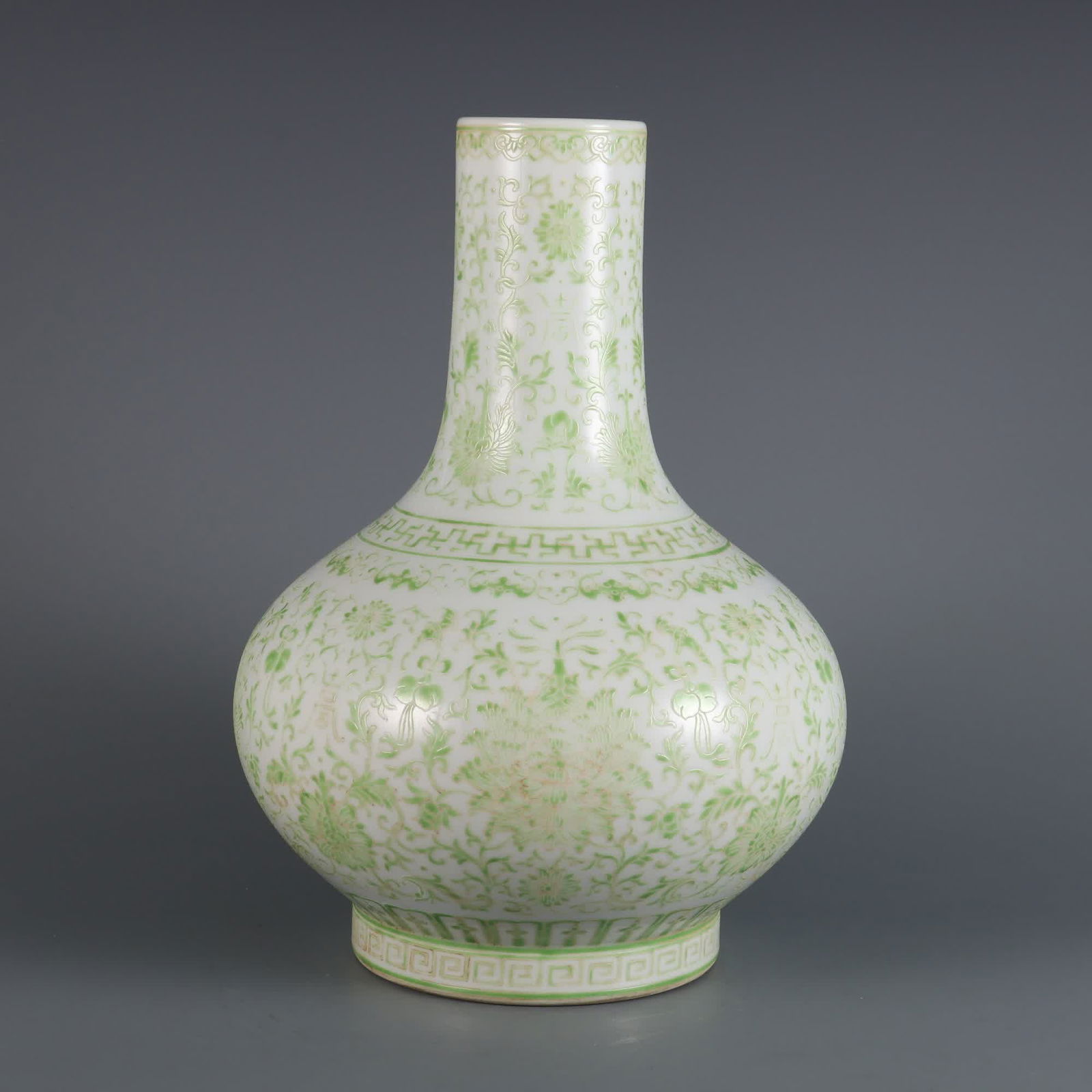 A green color Fushou Lianlian mustard bottle made in the Qianlong period of the Qing Dynasty (1 of 9)