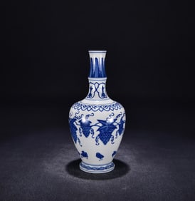 A Ming Chenghua blue and white grape pattern bottle