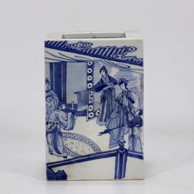 A square pen holder with a red "candle to send the minister" pattern in the blue and white glaze of