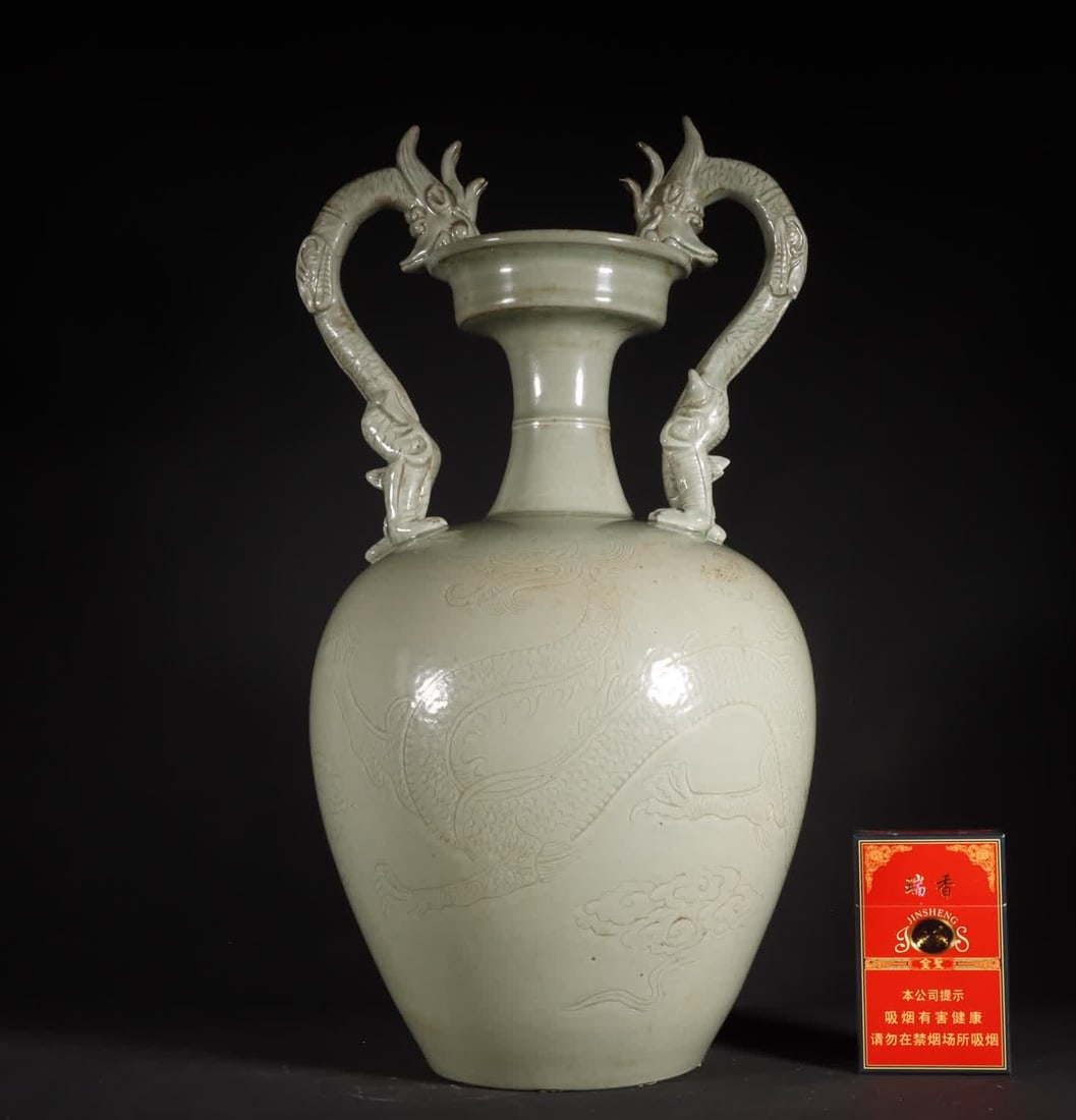 A piece of Yue kiln secret color celadon carved cloud dragon pattern dragon ear bottle: The five generations of Yue kiln secret color celadon carved cloud dragon pattern dragon ear cup SIZE: Height 37.3cm Width 20.5cm (The Dimensions Of All Batches Are Manually Measured.If You Need