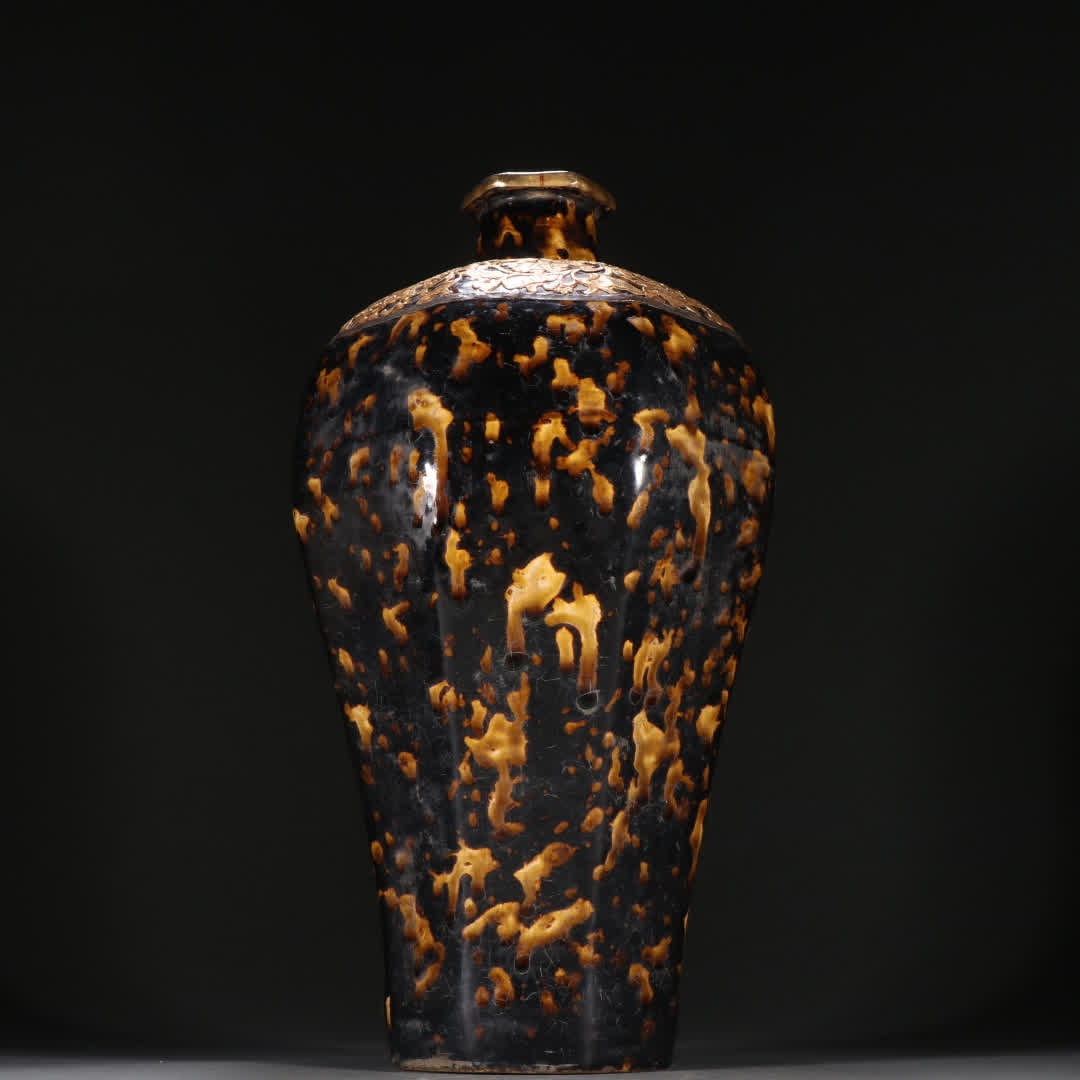 A Song Dynasty Jizhou kiln bag golden plum bottle (1 of 9)