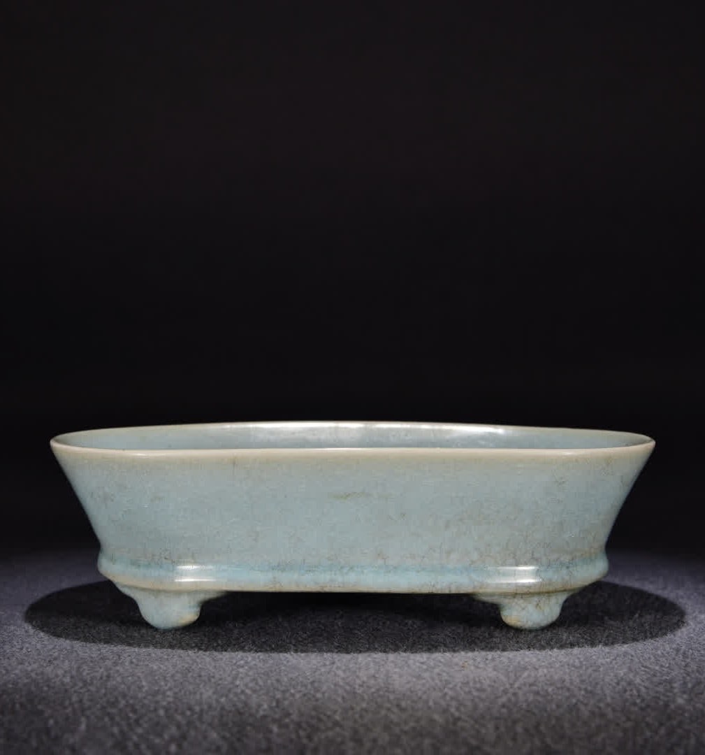 A piece of Song Ru kiln azure glaze daffodil wash (1 of 9)
