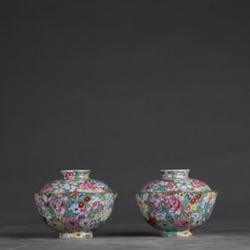 A pair of Qing Qianlong enamel colored gold background kaleidoscope bowls