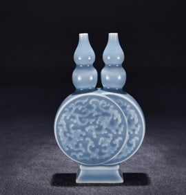 A Qing Qianlong celadon glazed carved phoenix pattern double gourd bottle