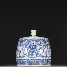 A Ming Dynasty blue and white entwined lotus pattern lid jar