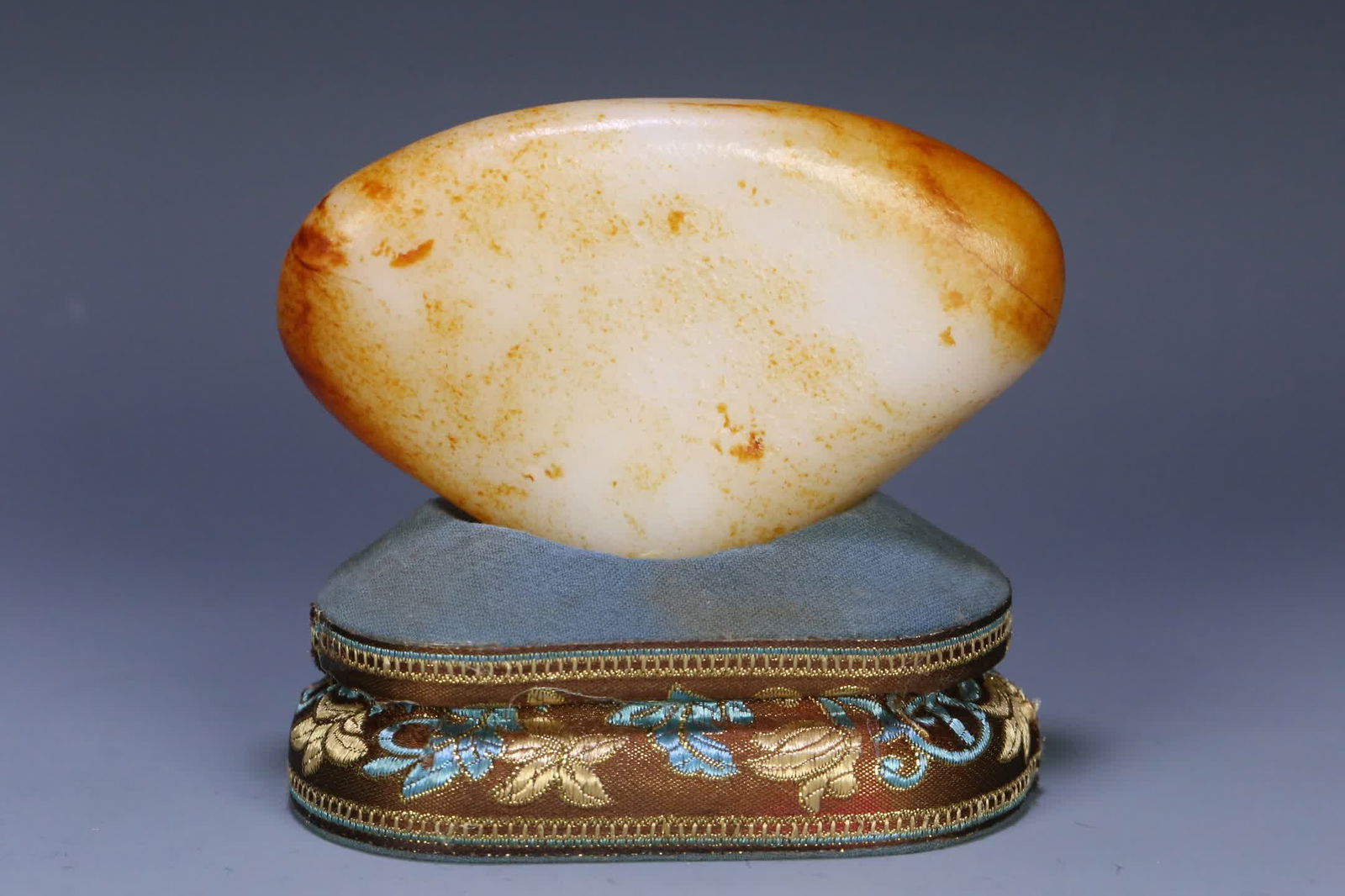 A piece of Hetian jade seed material rough ornament: Hetian jade seed material rough ornaments SIZE: 12x7.9x3cm Weight 417.7g (The Dimensions Of All Batches Are Manually Measured.If You Need More Detailed Information, Please Contact Our Customer Service