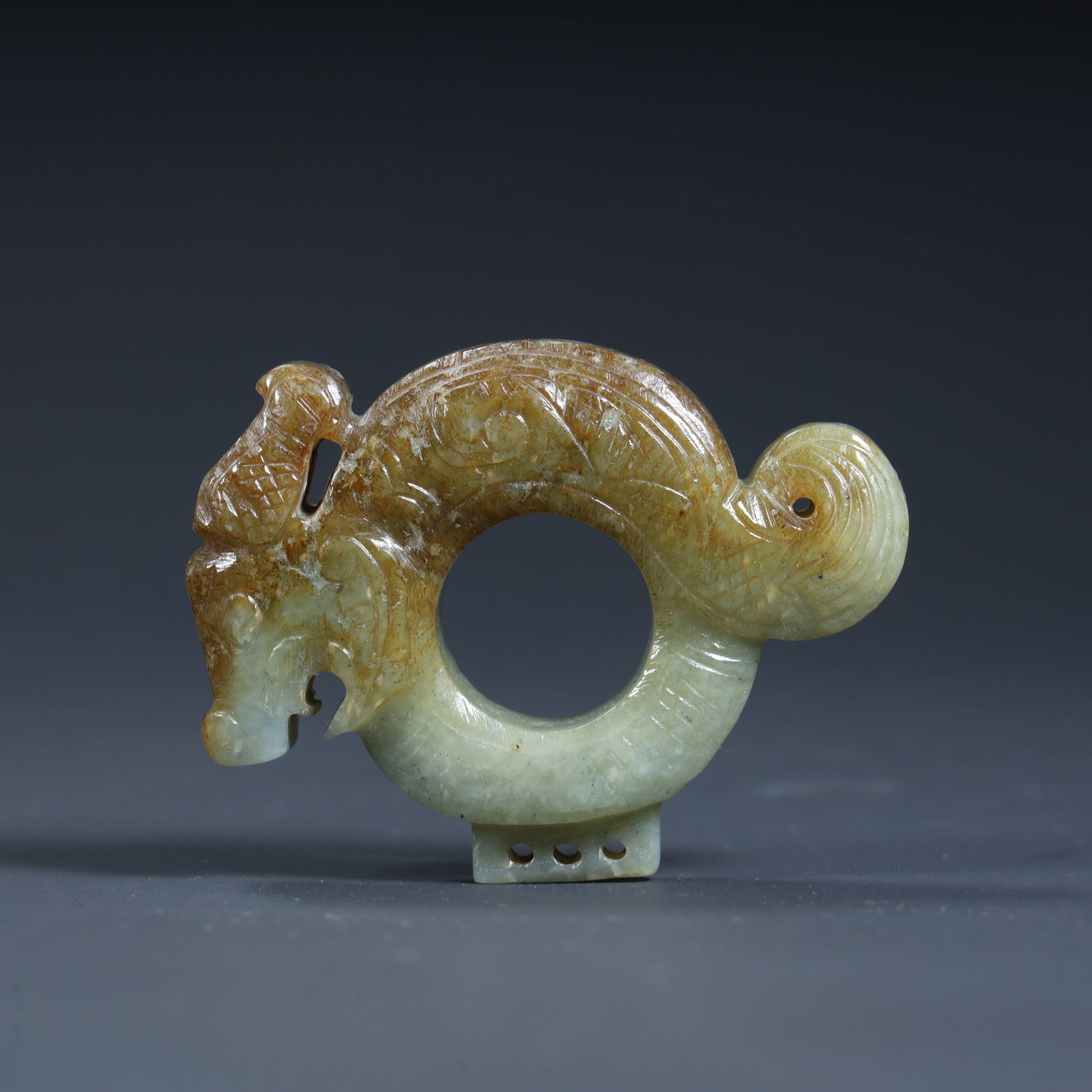 Qing Dynasty ancient jade dragon and phoenix pattern ring ornament: Qing Dynasty ancient jade dragon and phoenix pattern ring ornament SIZE: Height 4.8cm Length 6.5cm Width 1.4cm Weight 54.7g (The Dimensions Of All Batches Are Manually Measured.If You Need More Detail