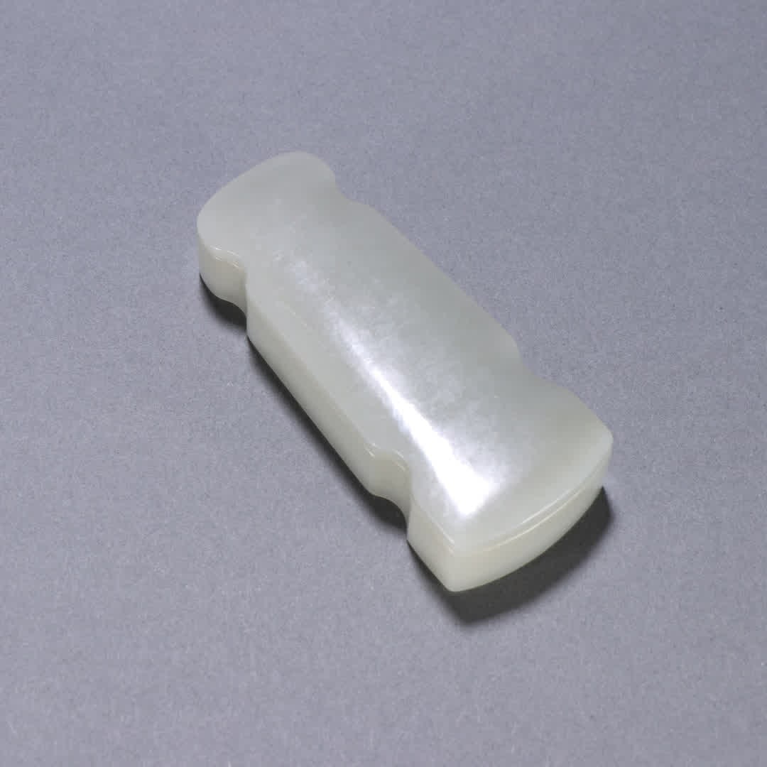 A Qing Dynasty Hetian jade qin-shaped lid box: Qing Dynasty Hetian jade qin-shaped lid box SIZE: Height 1.9cm Width 8.2x3.3cm Weight 56g (The Dimensions Of All Batches Are Manually Measured.If You Need More Detailed Information, Please Contact Our