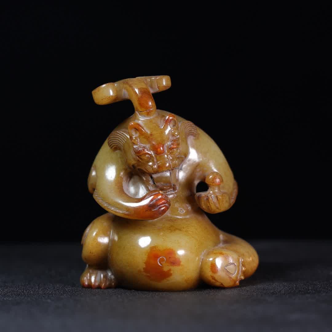 A piece of ancient jade bear: Ancient jade bear SIZE: 9x7.8x6.0cm Weight 407g (The Dimensions Of All Batches Are Manually Measured.If You Need More Detailed Information, Please Contact Our Customer Service Before Bidding.)