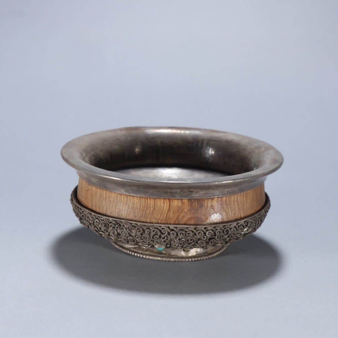 A silver wooden bowl: Silver bag wooden bowl SIZE: Height 4.2cm Width 10.5cm Weight 212g (The Dimensions Of All Batches Are Manually Measured.If You Need More Detailed Information, Please Contact Our Customer Service Befor