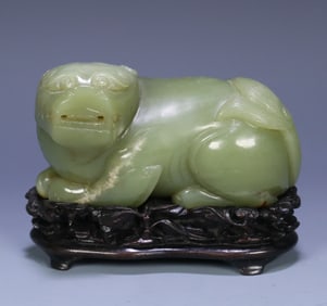 A Qing Dynasty Hetian topaz mother auspicious beast ornament