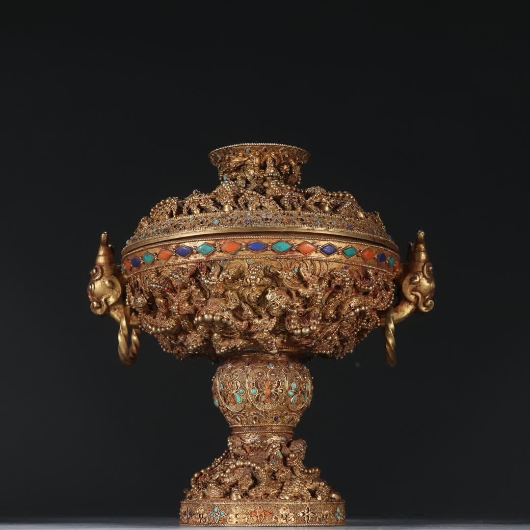 A silver-gilt double beast earring fried bead dish: Silver gilt double beast earrings fried beads and utensils SIZE: Height 17cm Width 15.2cm Weight 743.7g (The Dimensions Of All Batches Are Manually Measured.If You Need More Detailed Information, Plea