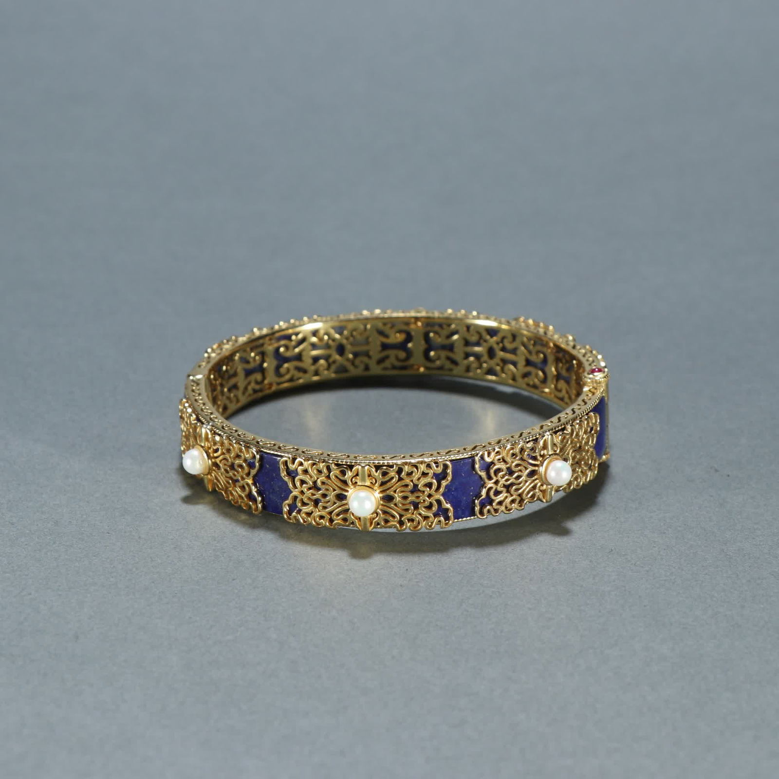 A lapis lazuli silver-gilt pearl pattern bracelet (1 of 9)