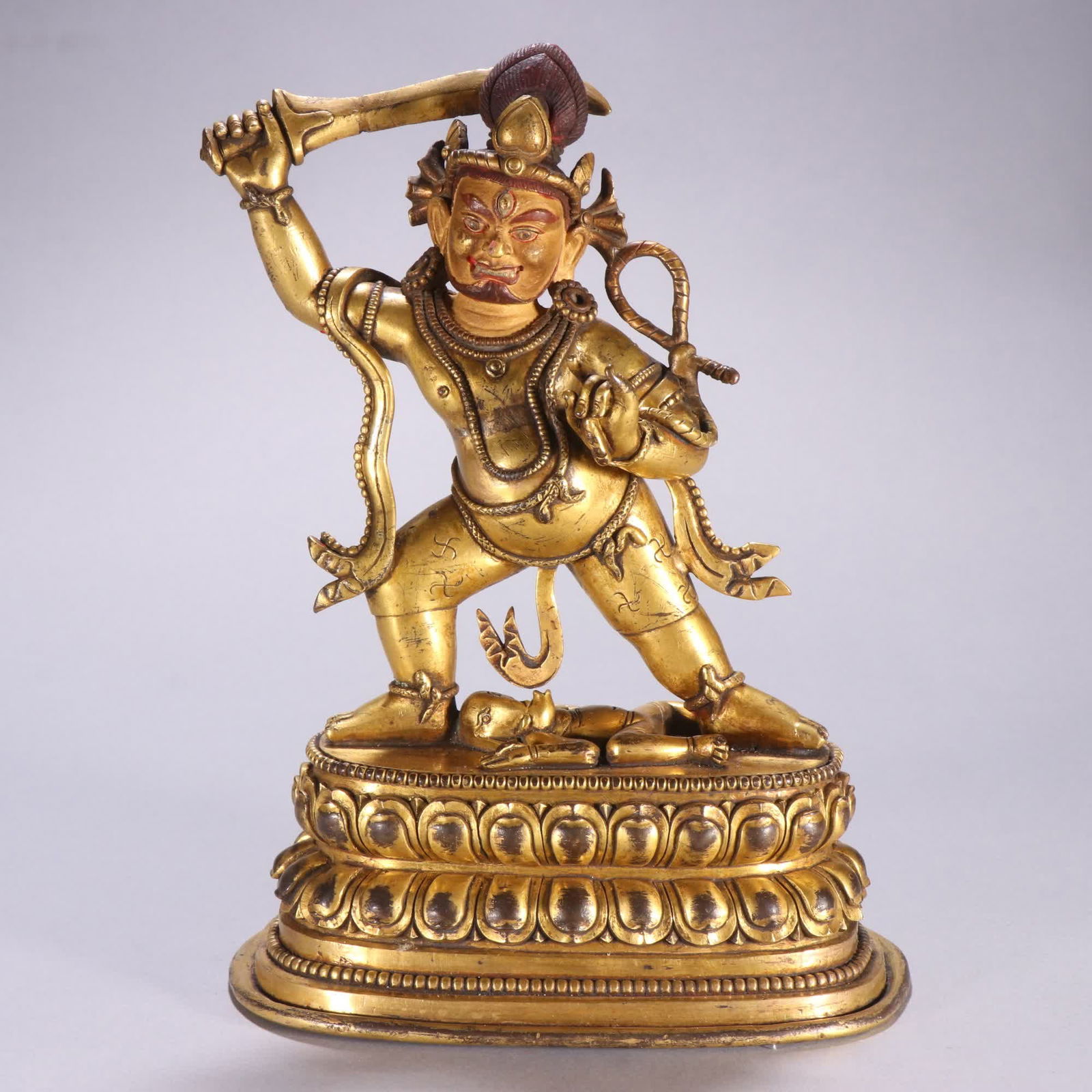 A statue of the Ming Dynasty king in gilt immovable Ming Dynasty: Ming Dynasty gilded statue of the king of the Ming Dynasty SIZE: Height 21cm Width 15.3cm Weight 1685.8g (The Dimensions Of All Batches Are Manually Measured.If You Need More Detailed Information, Ple