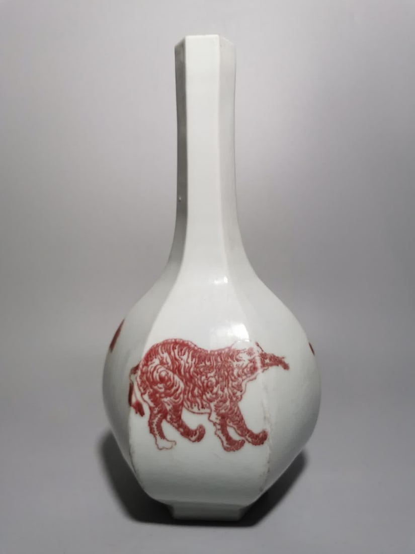 A Qing Dynasty hexagonal glazed red beast bottle: Qing Dynasty hexagonal glaze red beast bottle SIZE: Height 32cm, width 17cm (The Dimensions Of All Batches Are Manually Measured.If You Need More Detailed Information, Please Contact Our Customer Serv