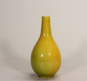 A yellow glaze vial in the middle of the Qing Dynasty