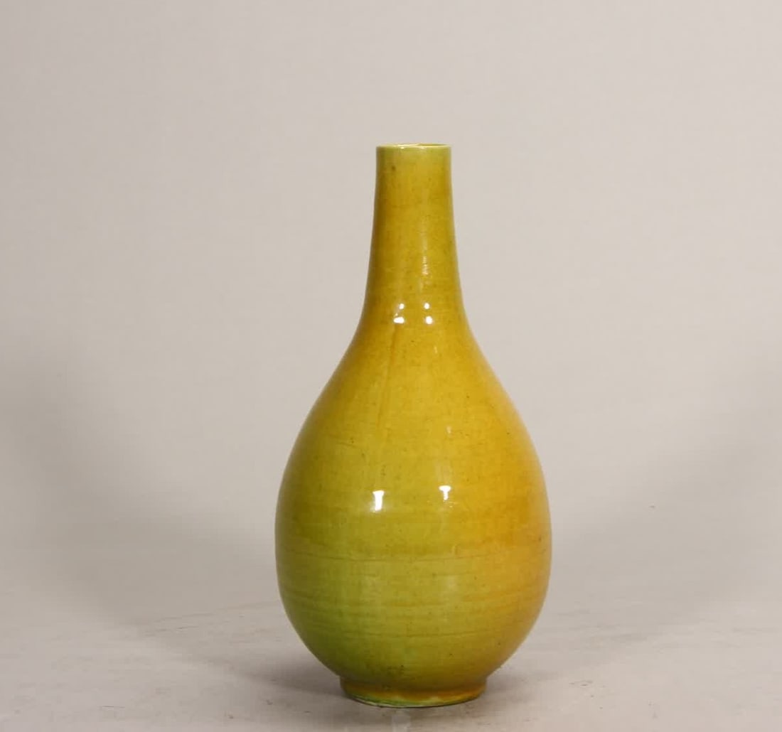 A yellow glaze vial in the middle of the Qing Dynasty (1 of 9)