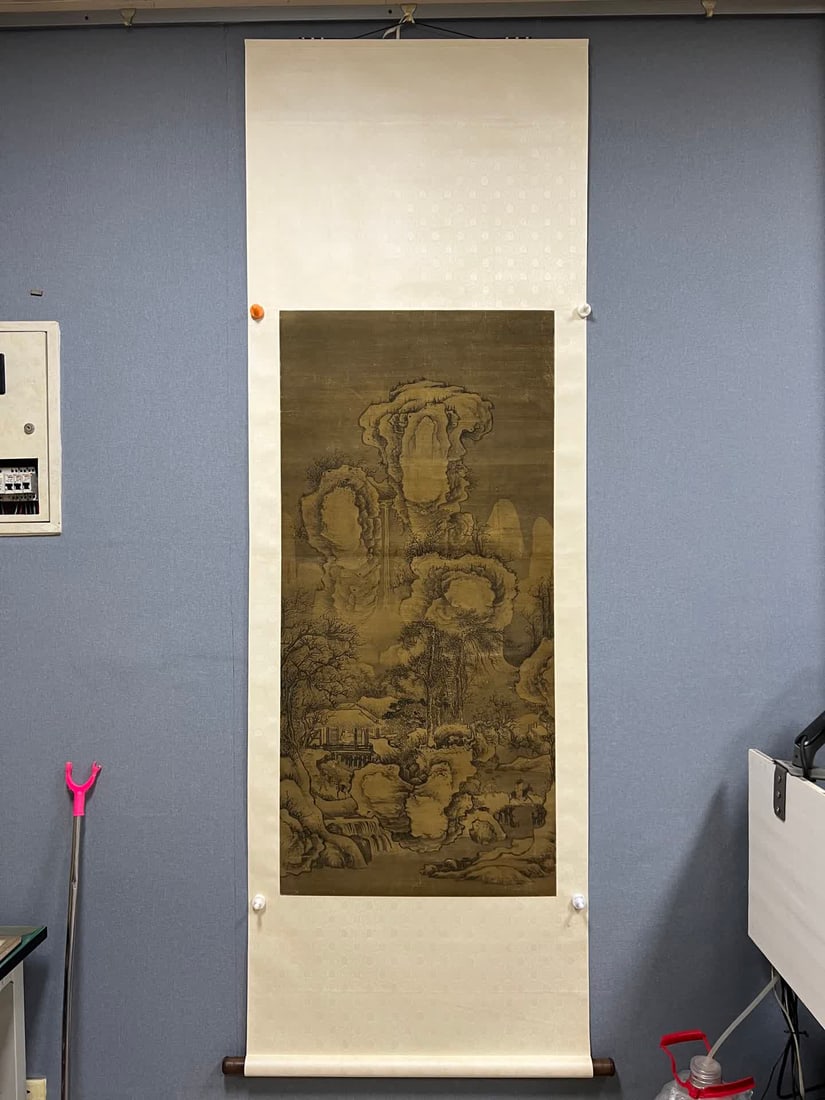 A silk book drawing of Guo Xi: Guo Xi's silk book vertical axis SIZE: 62x131cm (The Dimensions Of All Batches Are Manually Measured.If You Need More Detailed Information, Please Contact Our Customer Service Before Bidding.)