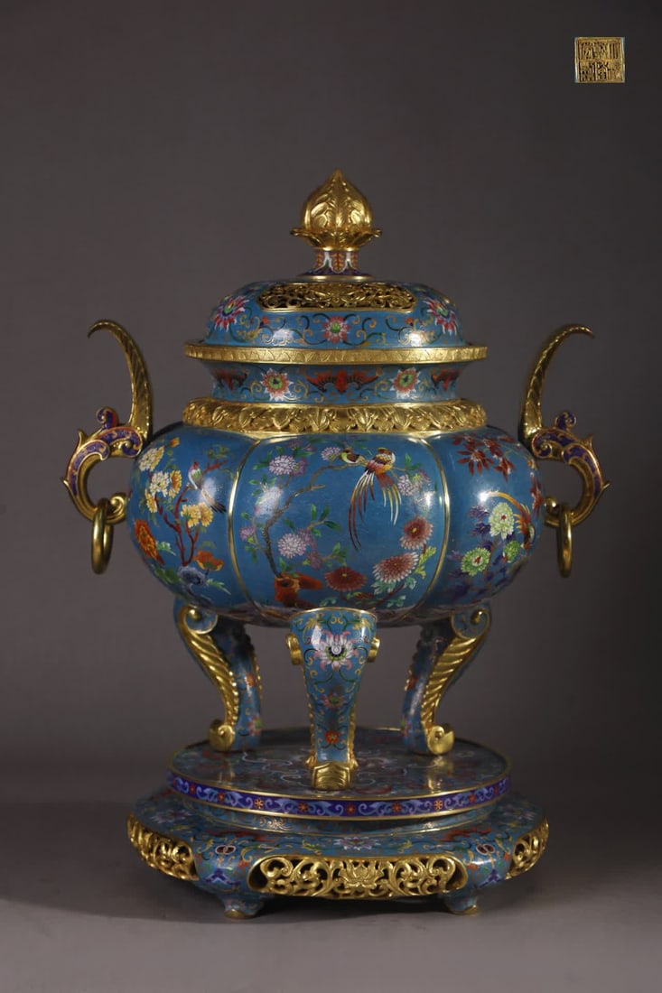 A piece of Qing Dynasty profound copper tire cloisonné enamel flower and bird pattern smoker: Qing Dynasty Fine cast copper tire cloisonné cloisonné enamel flower and bird pattern smoker (style) Qianlong year system of the Qing Dynasty (detailed) This incense burner is huge and extravagant,