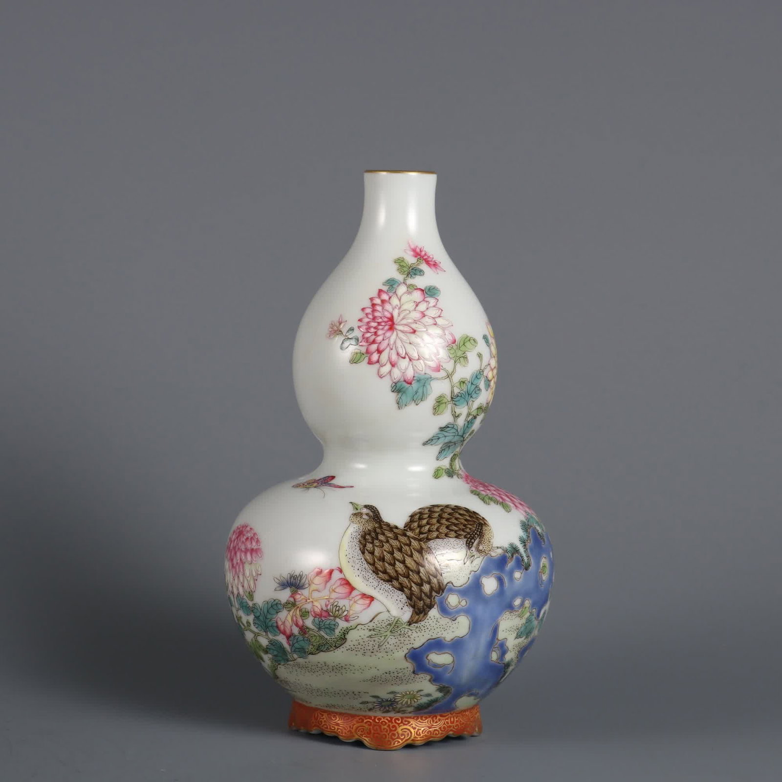 A pastel gourd bottle made in the Qianlong period of the Qing Dynasty (1 of 9)