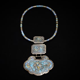 A Qing Dynasty silver burnt blue character story pattern collar lock