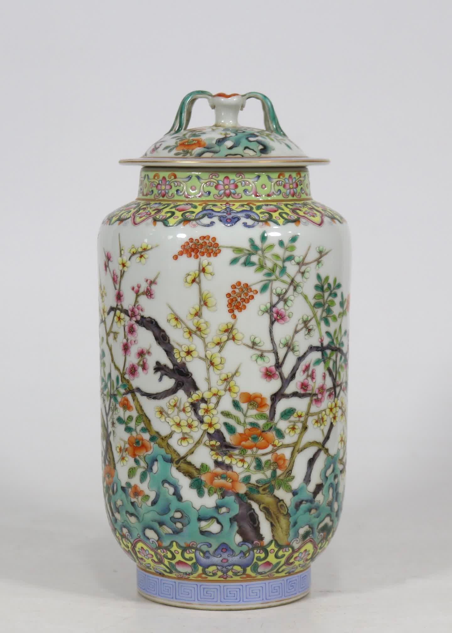 A pastel floral pattern jar made in the Qianlong period of the Qing Dynasty (1 of 9)