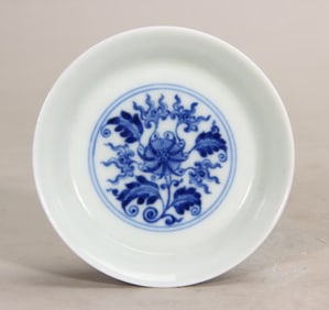 A small plate of blue and white entwined flowers in the Qing Dynasty