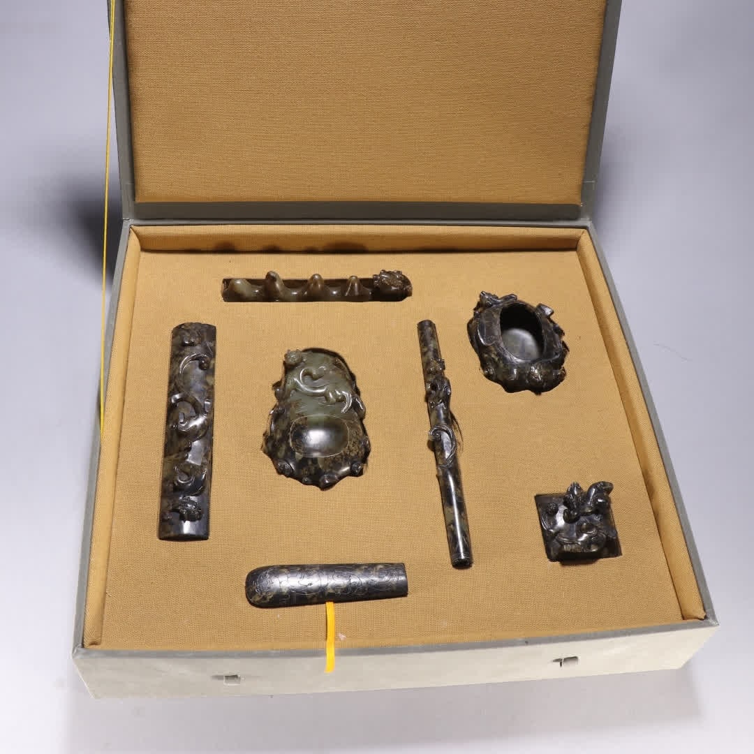 A set of ancient jade dragon pattern study: A set of ancient jade dragon pattern study SIZE: Town ruler width 13.7x2.4cm Weight 151.7g Inkstone height 9.4cm width 5.6cm Weight 170g Pen holder height 3cm width 11.5cm Weight 100.6g (The