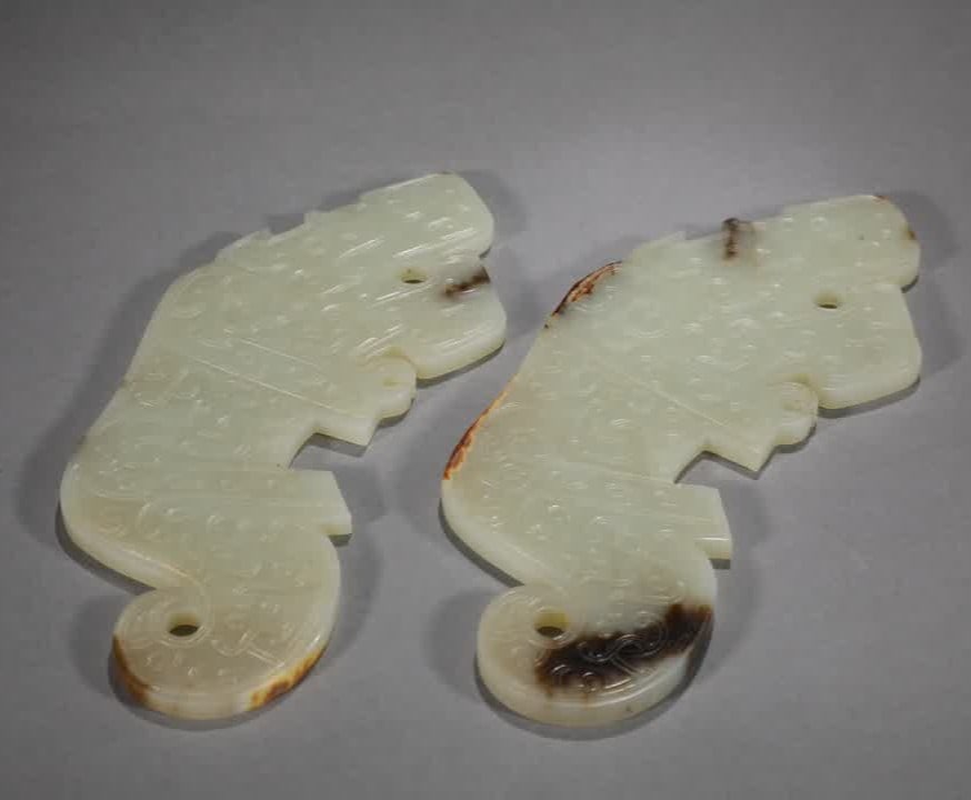 A pair of Qing Dynasty Hetian white jade belt Qin jade: Qing Dynasty Hetian white jade belt Qin jade hu pair of style) Ming Dynasty Yongle Year Shi (detailed) This Guanyin Bodhisattva wears a hood, a cloud bun on his head, a high bow, a gentle and soft