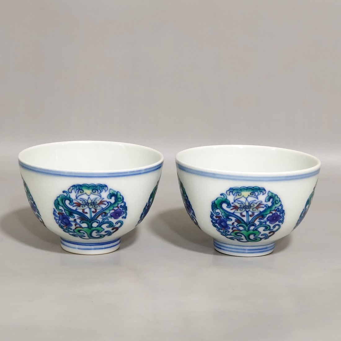 A pair of Qing Dynasty Yongzheng Dou Caituan pattern cups: A pair of Qing Dynasty Yongzheng Doucai Tuan patterned cups SIZE: Height 4.7cm Diameter 7.2cm (The Dimensions Of All Batches Are Manually Measured.If You Need More Detailed Information, Please