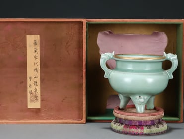 A piece of Song Longquan powder blue glaze amphora gold-covered furnace