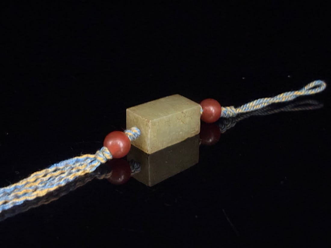 A piece of Han Dynasty jade gang rabbit: Han Dynasty Yugang Mao SIZE: 2.5x1.4cm Weight 17g (The Dimensions Of All Batches Are Manually Measured.If You Need More Detailed Information, Please Contact Our Customer Service Before Bidding.)