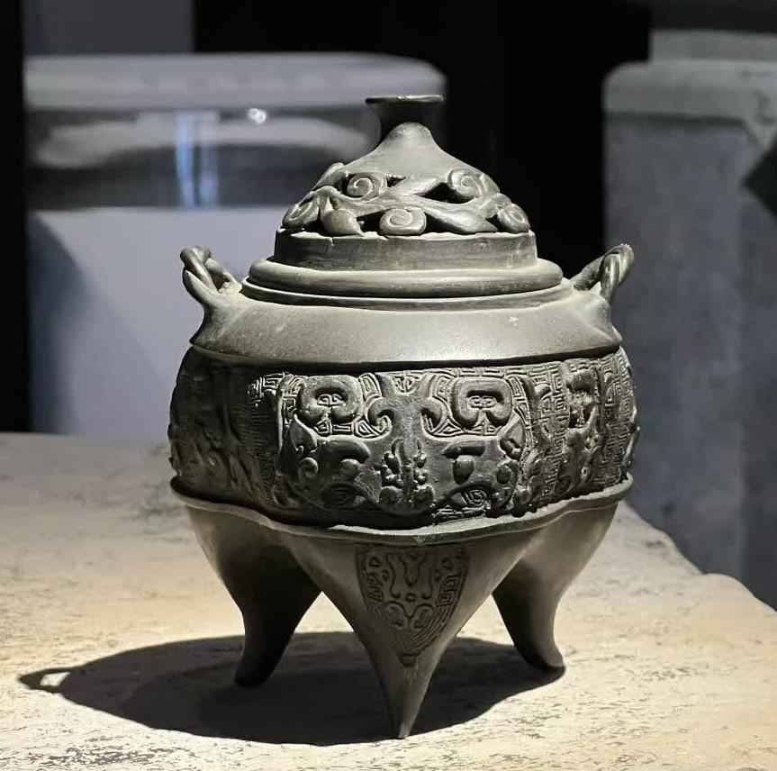 A copper incense burner imitating the Song Dynasty in the Qing Dynasty: Qing Dynasty imitation Song style copper incense burner SIZE: Height 13 Weight 539g Complete appearance (The Dimensions Of All Batches Are Manually Measured.If You Need More Detailed Information,