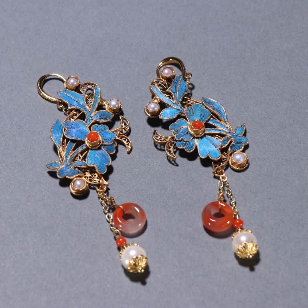 A pair of silver dot emerald southern red pearl earrings in the Qing Dynasty: Qing Dynasty A pair of silver dot emerald inlaid southern red pearl earrings SIZE: Length 8.6cm Width 2.6cm (The Dimensions Of All Batches Are Manually Measured.If You Need More Detailed Information,