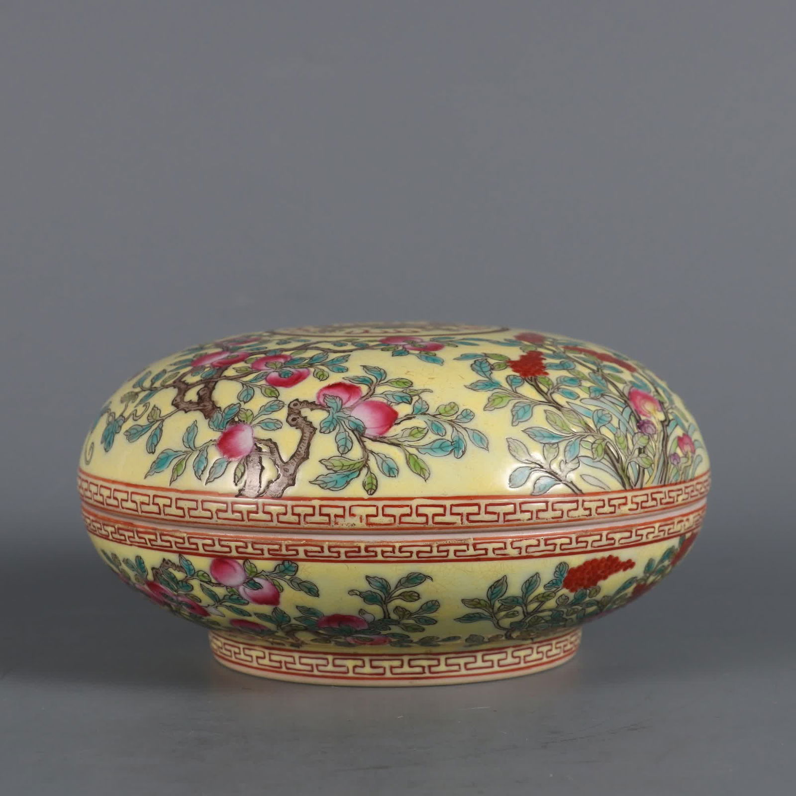 A yellow pastel flower dragon print box made in the Qianlong period of the Qing Dynasty (1 of 9)
