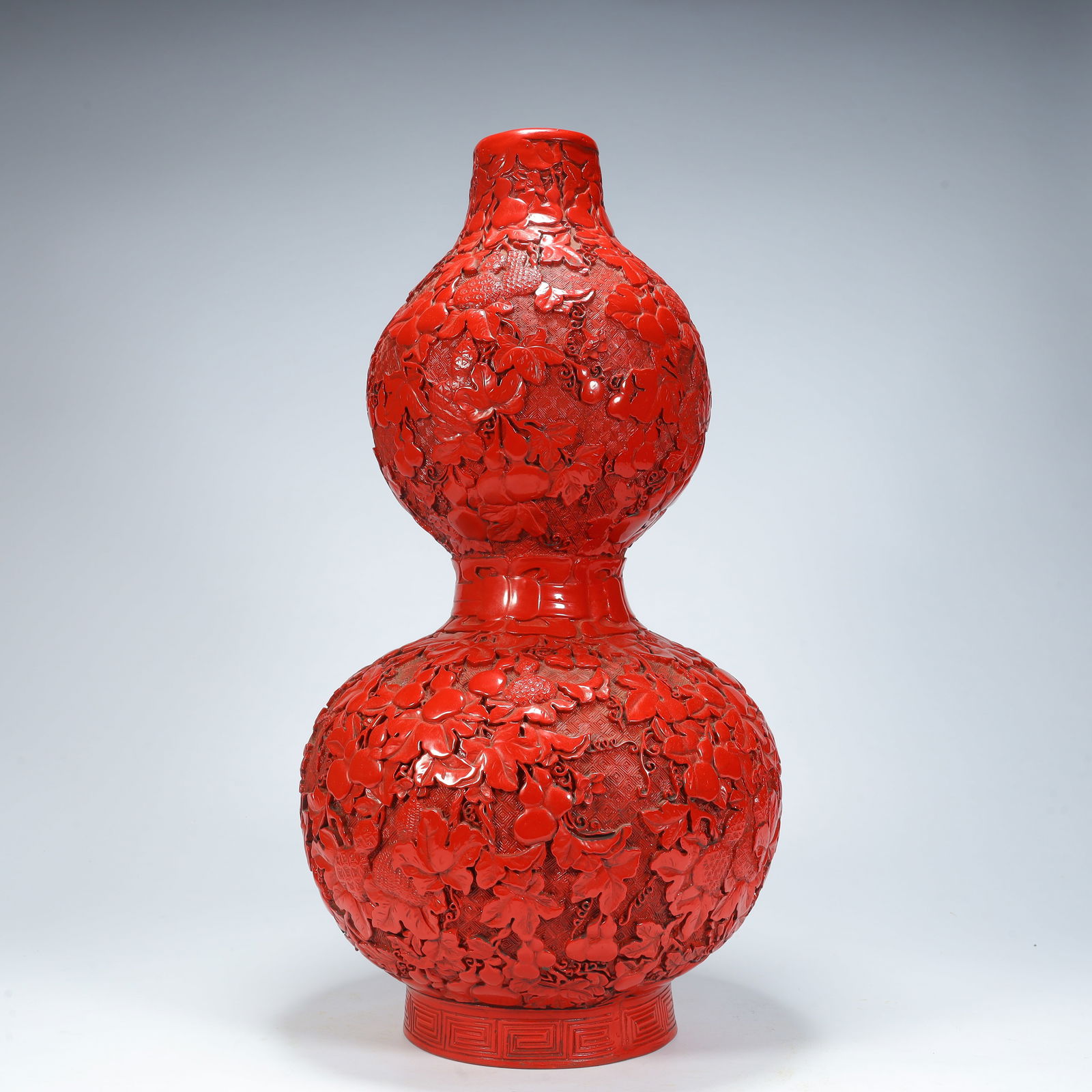Qing Dynasty red "gourd pattern gourd bottle: Qing Dynasty red "gourd pattern gourd bottle Height 47cm, length 25cm, width 25cm, weight 2.3kg (The Dimensions Of All Batches Are Manually Measured.If You Need More Detailed Information, Please Conta