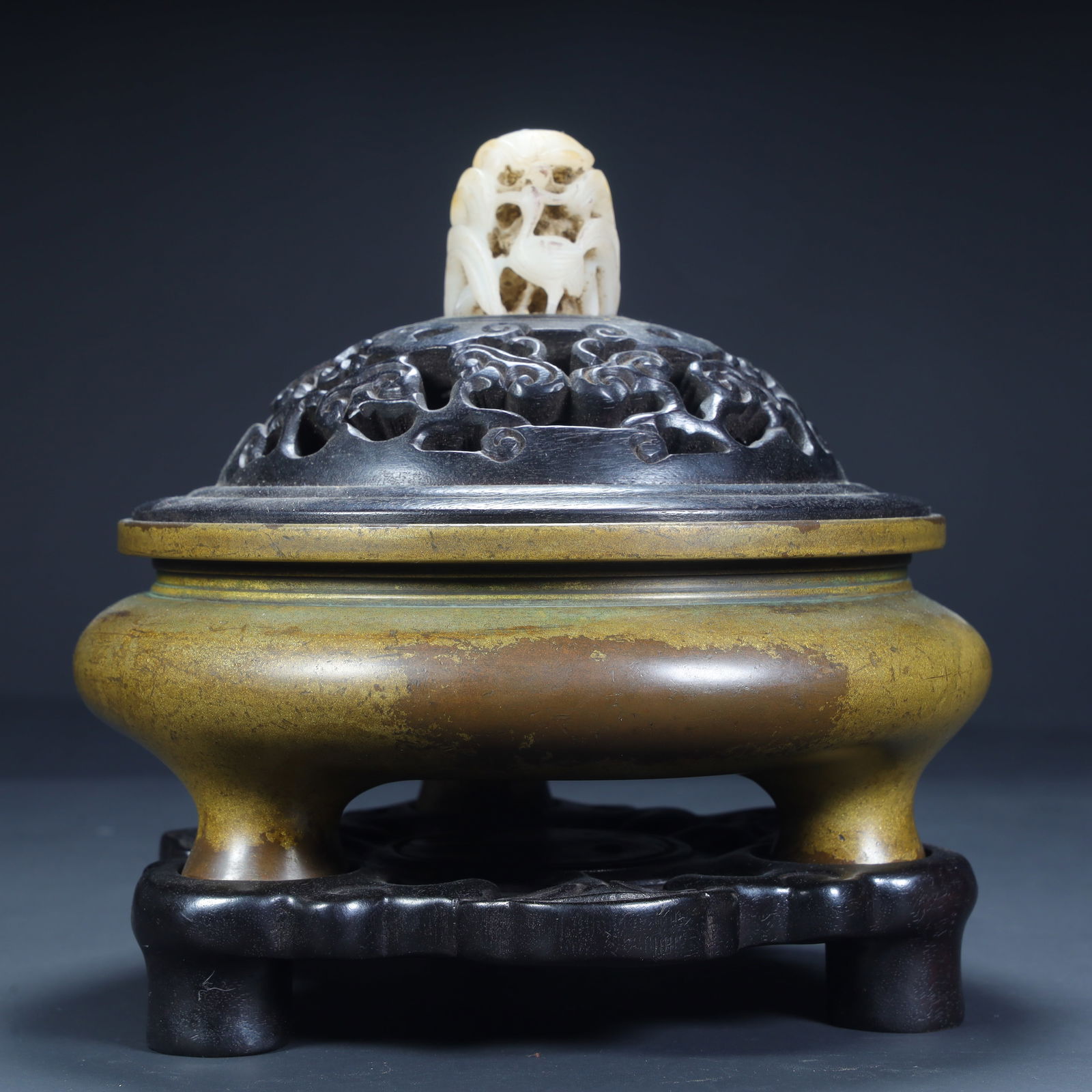 Qing Dynasty copper tire kiln glazed three-legged aromatherapy: Qing Dynasty copper tire kiln glazed three-legged aromatherapy Height 17cm, length 17.5cm, width 17.5cm, weight 3kg (The Dimensions Of All Batches Are Manually Measured.If You Need More Detailed Infor
