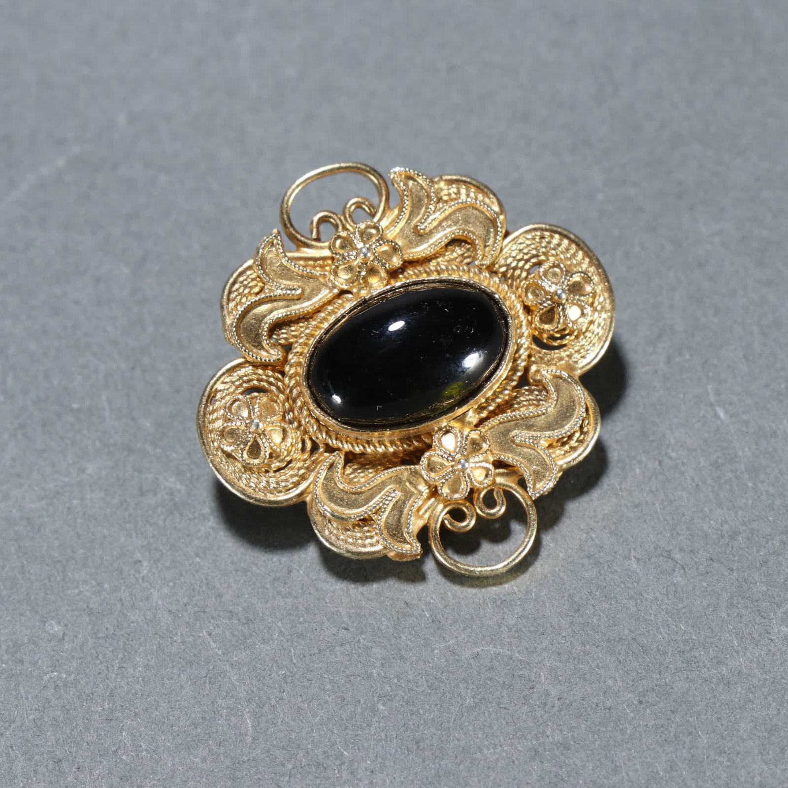 A silver-gilt inlaid tourmaline back cloud: The back of the tourmaline is inlaid with silver gilts SIZE: Width 2.9x2.9cm Weight 10g (The Dimensions Of All Batches Are Manually Measured.If You Need More Detailed Information, Please Contact Our C