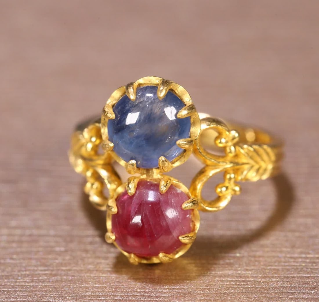 A gold-inlaid red and sapphire ring: A gold set red and sapphire ring SIZE: 2.3x1.8x1.6cm Weight 6g (The Dimensions Of All Batches Are Manually Measured.If You Need More Detailed Information, Please Contact Our Customer Service Before Bi