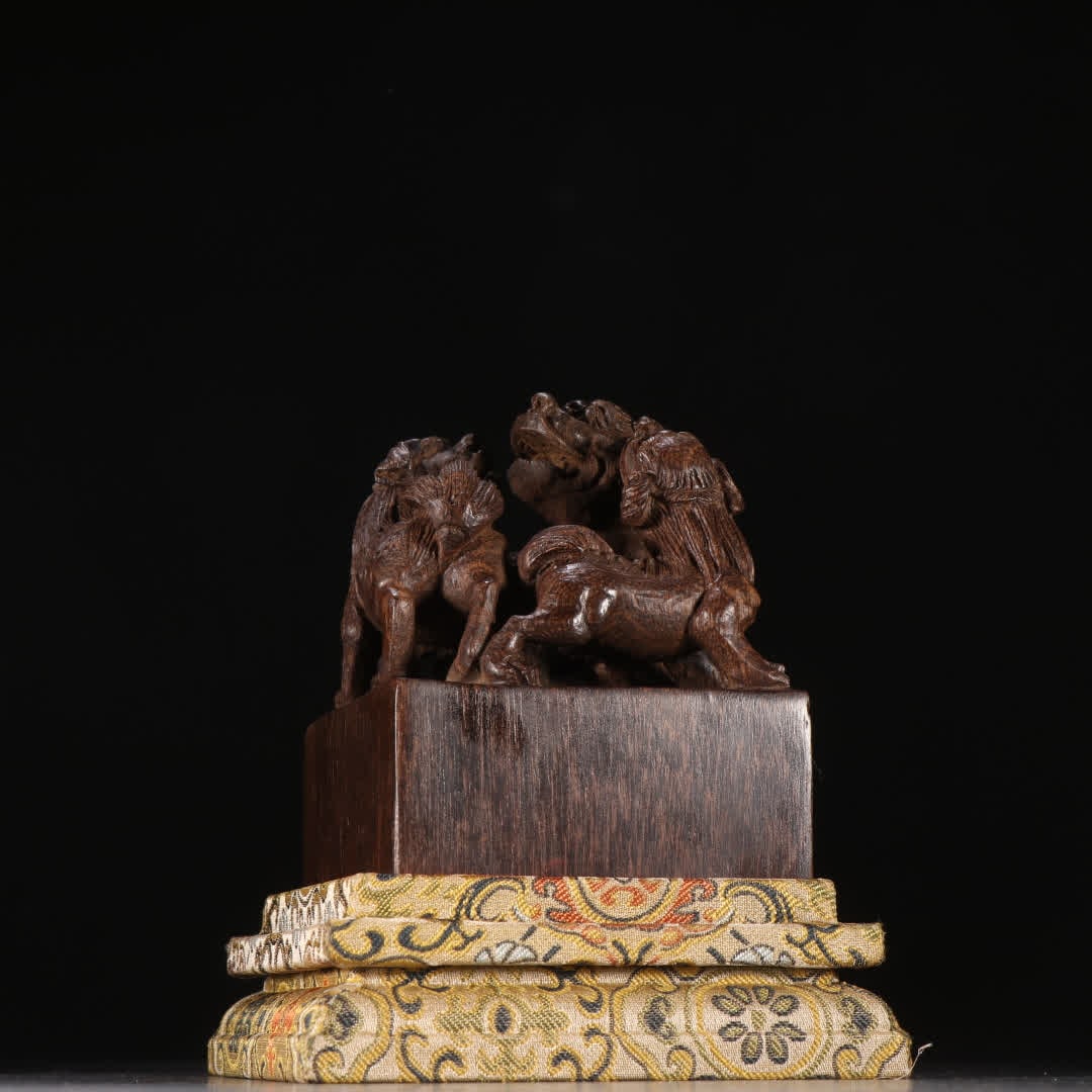 A Qing Dynasty agarwood three lion button seal: Qing Dynasty Agarwood Three Lions Button Seal SIZE: Height 9.9cm Width 7.8cm Weight 300g (The Dimensions Of All Batches Are Manually Measured.If You Need More Detailed Information, Please Contact Our