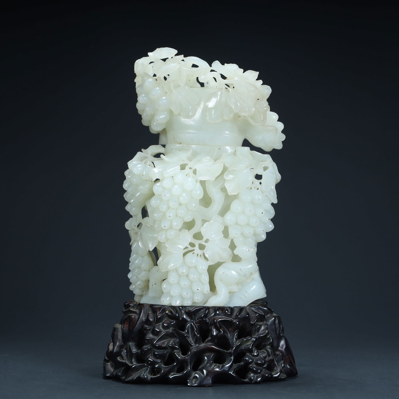 Qing Dynasty Hetian jade transparent carved grape pattern flower arrangement,: Qing Dynasty Hetian jade transparent carved grape pattern flower arrangement, Height 19cm, length 12cm, width 7cm, weight 1300g (The Dimensions Of All Batches Are Manually Measured.If You Need More De