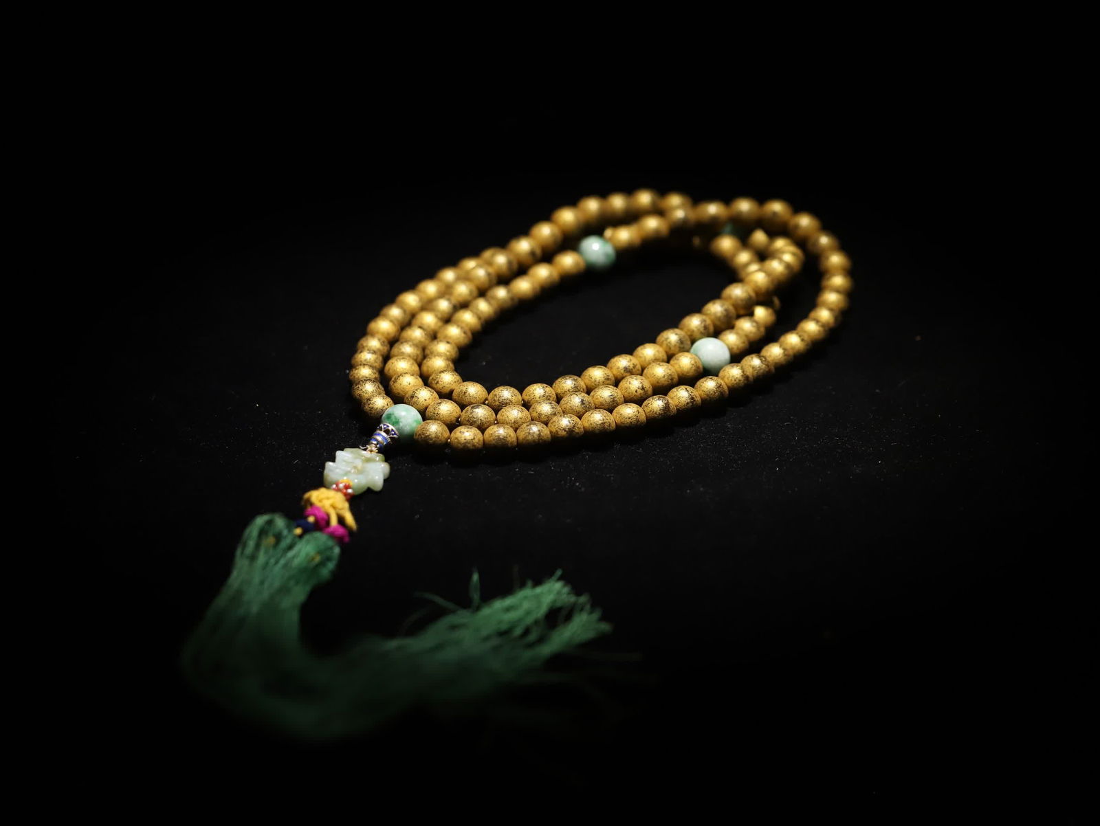 A Qing Dynasty agarwood lacquered gold 108 rosary: The main body of the Qing Dynasty agarwood lacquered gold 108 rosary beads is made of 108 lacquered gold agarwood beads, the gold lacquer layer presents a mottled and simple texture, and the agarwood