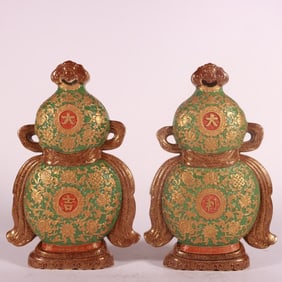 A Qing Qianlong enamel green carved gold-painted Da Ji Da Li hanging bottle