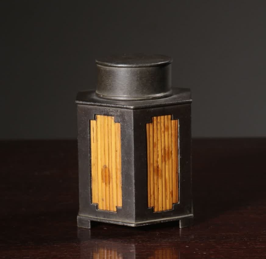 A piece of the Republic of China "Qiushan Hall" tin-wrapped bamboo tea can (1 of 9)