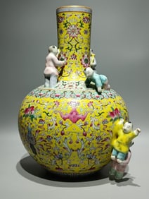 A piece of Qing Yongzheng pastel yellow earth Fushou Lianlian five sons Denke Tianqiu bottle