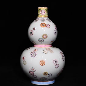 A Qing Qianlong pastel leather ball pattern gourd bottle