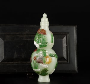 A Qing Dynasty treasure inlaid jade gourd bottle