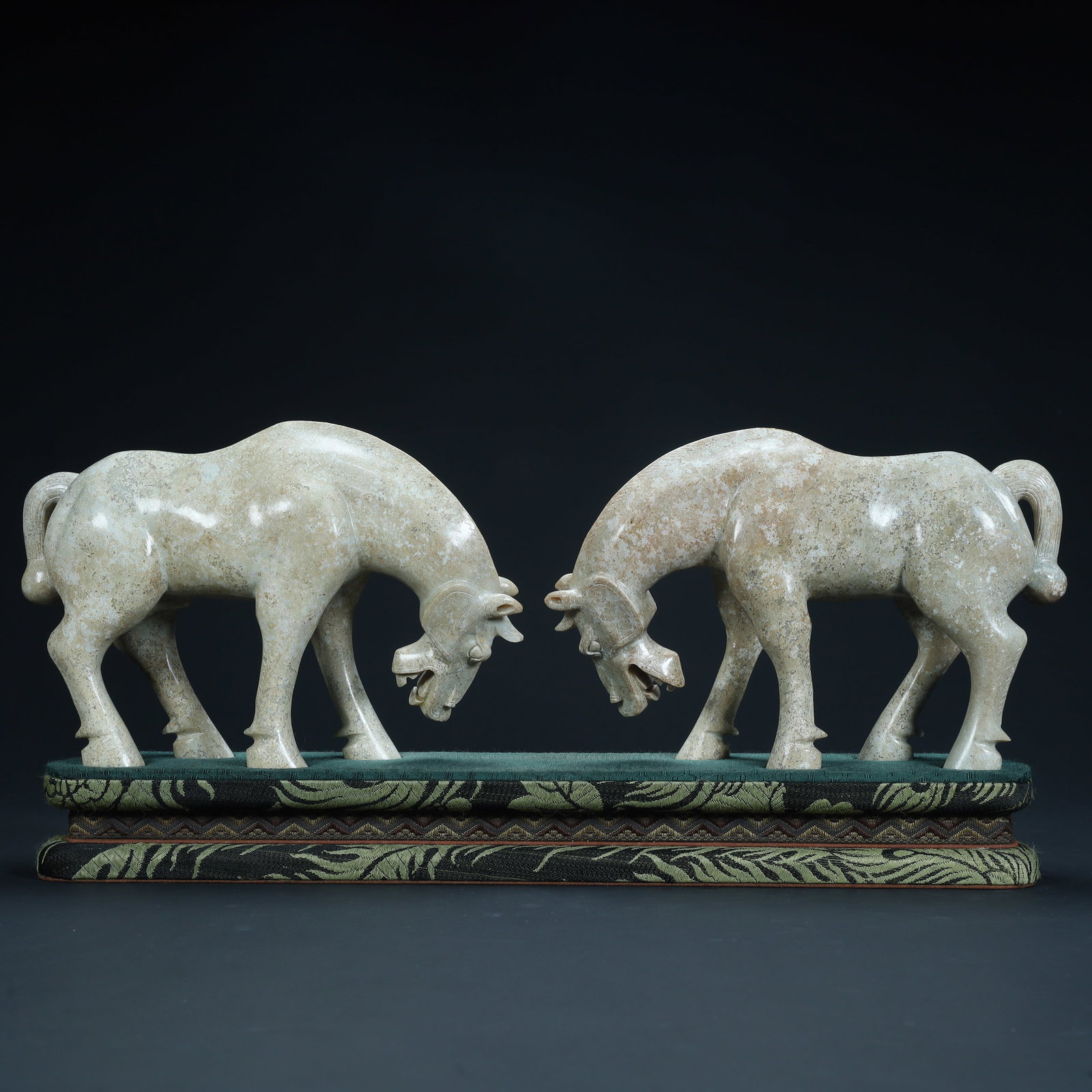 Qing Dynasty jade double horse ornament: Qing Dynasty jade double horse ornament Height 12cm, length 18cm, width 4.5cm, total weight: 1672g (The Dimensions Of All Batches Are Manually Measured.If You Need More Detailed Information, Please Co